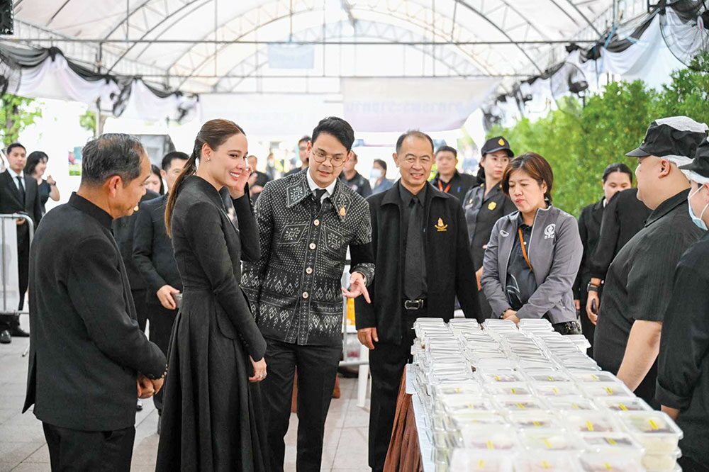 ข่าวสดพระเครื่อง - วธ.ให้กำลังใจจิตอาสาปฏิบัติหน้าที่ อำนวยความสะดวกผู้มาถวายอาลัย