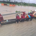 ผบ.ตร. ลุยหาดใหญ่ ติดตามสถานการณ์อุทกภัยใหญ่ ผบช.ก. สั่งระดมตำรวจน้ำเต็มอัตรา เร่งช่วยผู้ประสบภัยน้ำท่วม 