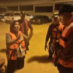 ผบ.ตร. ลุยหาดใหญ่ ติดตามสถานการณ์อุทกภัยใหญ่ ผบช.ก. สั่งระดมตำรวจน้ำเต็มอัตรา เร่งช่วยผู้ประสบภัยน้ำท่วม 