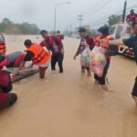 ผบ.ตร. ลุยหาดใหญ่ ติดตามสถานการณ์อุทกภัยใหญ่ ผบช.ก. สั่งระดมตำรวจน้ำเต็มอัตรา เร่งช่วยผู้ประสบภัยน้ำท่วม 