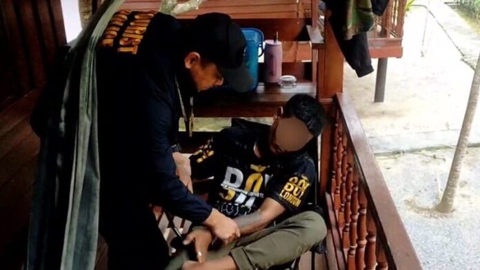เจ้าหน้าที่ตำรวจ บุกรวบตัว นายซีตูอัง ได้ที่รีสอร์ทแห่งหนึ่งขณะนอนหลับ