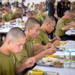 ผบ.ทบ. ตรวจหน่วยฝึกทหารใหม่ พื้นที่ กทม. กำชับดูแลความเป็นอยู่ ร่างกาย-จิตใจ