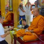 สมเด็จพระมหารัชมงคลมุนี จุดเทียนชัย นั่งปรกอฐิฐานจิต 'เหรียญวาสนา' หลวงพ่ออ๊อด วัดสายไหม
