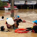 ตำรวจ ระดมช่วยเหลือชาวบ้านประสบอุทกภัย เร่ง อพยพ ปชช. ประสบภัยน้ำท่วมภาคใต้