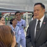 นายกฯ ตรวจจุดบริการ ก่อนถวายบังคม พระบรมศพ พระพันปีหลวง น้ำตาคลอ ปชช.-จนท. จงรักภักดี ชื่นชม 'ชัชชาติ'