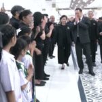 นายกฯ ตรวจจุดบริการ ก่อนถวายบังคม พระบรมศพ พระพันปีหลวง น้ำตาคลอ ปชช.-จนท. จงรักภักดี ชื่นชม 'ชัชชาติ'