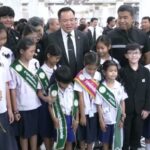 นายกฯ ตรวจจุดบริการ ก่อนถวายบังคม พระบรมศพ พระพันปีหลวง น้ำตาคลอ ปชช.-จนท. จงรักภักดี ชื่นชม 'ชัชชาติ'