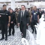 นายกฯ ตรวจจุดบริการ ก่อนถวายบังคม พระบรมศพ พระพันปีหลวง น้ำตาคลอ ปชช.-จนท. จงรักภักดี ชื่นชม 'ชัชชาติ'
