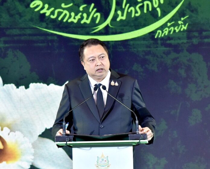 รองนายกฯ สุชาติ กล่าวเปิดงานก่อนมอบรางวัล คนรักษ์ป่า