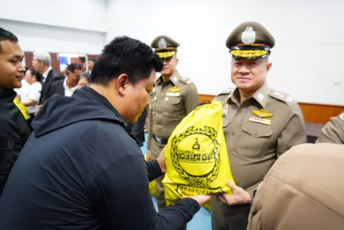 ผบช.น.- ชมรมแม่บ้านตำรวจนครบาล กต.ตร. ร่วมมอบถุงยังชีพ ตำรวจสน.สำราญราษฎร์ 