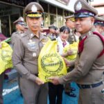 ผบช.น.-ชมรมแม่บ้าน ตร.นครบาล กต.ตร. มอบถุงยังชีพ ข้าวสาร ไข่ไก่ ตำรวจสน.พญาไท