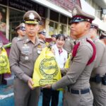 ผบช.น.-ชมรมแม่บ้าน ตร.นครบาล กต.ตร. มอบถุงยังชีพ ข้าวสาร ไข่ไก่ ตำรวจสน.พญาไท
