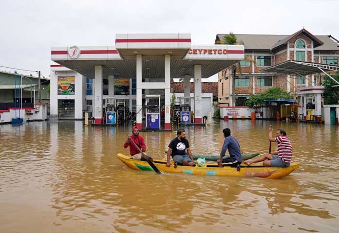 ผู้คนใช้เรือเพื่อล่องไปตามถนนที่ถูกน้ำท่วมในโคลัมโบ ศรีลังกา วันเสาร์ที่ 29 พฤศจิกายน 2568 (AP Photo/Eranga Jayawardena)