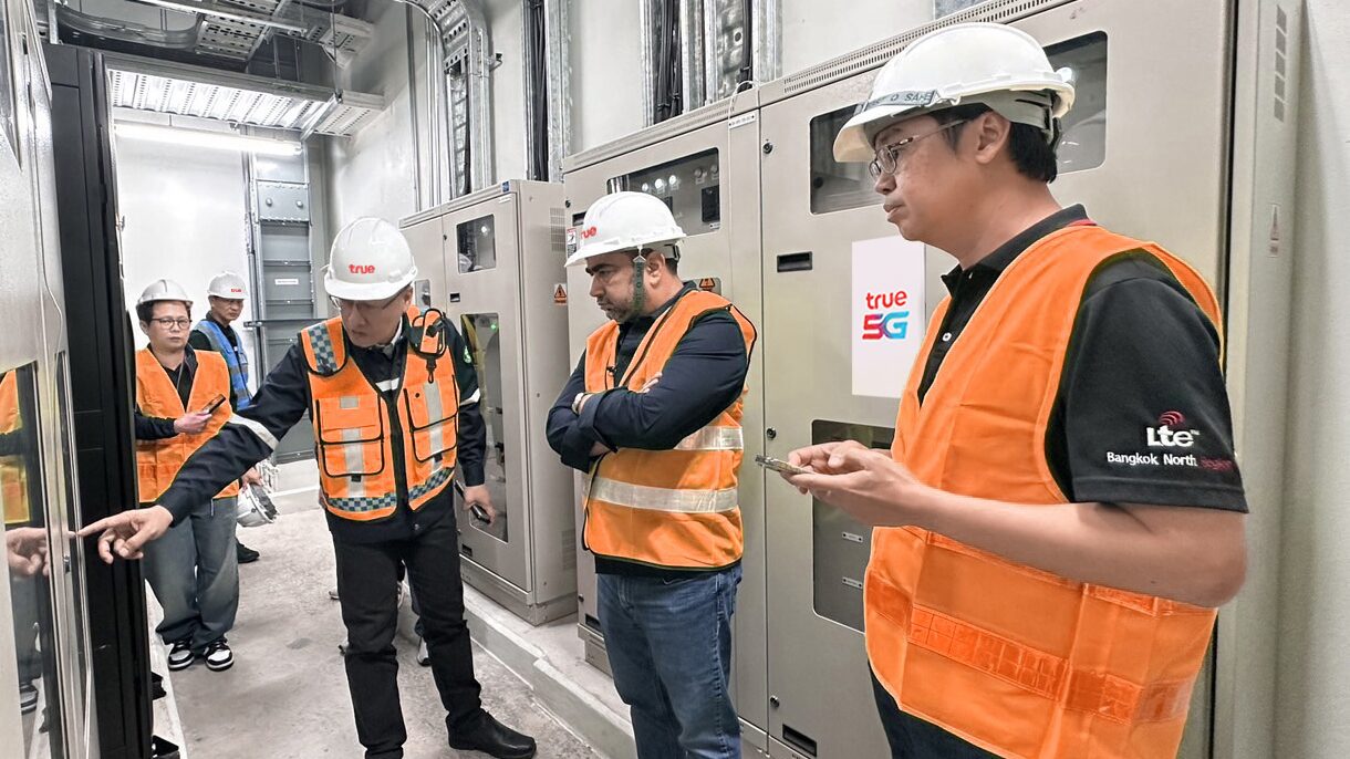 ภาพประกอบข่าว: ทรู ตรวจศูนย์เครือข่ายฯ เสริมความพร้อมสัญญาณมือถือ รับมือน้ำท่วมสูงขึ้นทั่วไทย