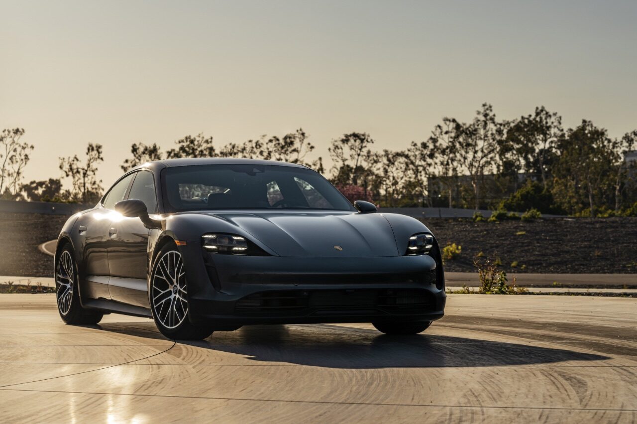 ภาพประกอบข่าว: ปอร์เช่ โชว์เคสรถอีวี ไทคานน์ และมาคันน์ พบข้อเสนอส่งท้ายปีกว่า 1 ลบ.