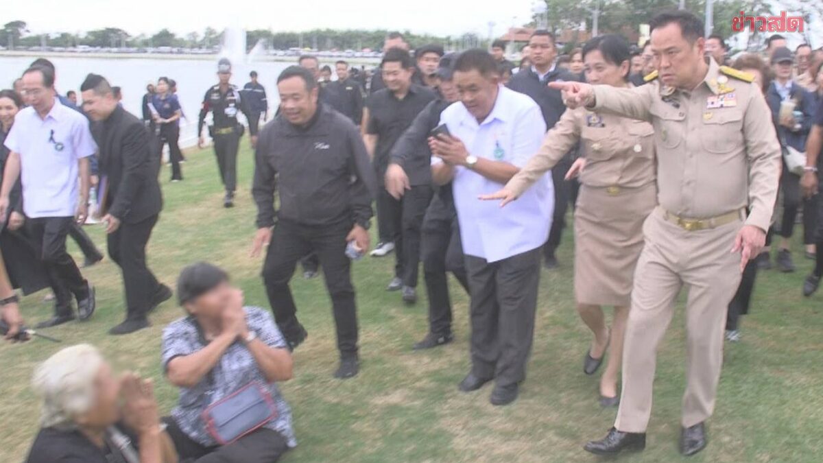 ภาพประกอบข่าว: 'อนุทิน' ตะโกนเฮ้ย! ชี้หน้าใส่การ์ด หลังพยายามลากตัวคุณยาย นั่งขวางทางเดินนายกฯ