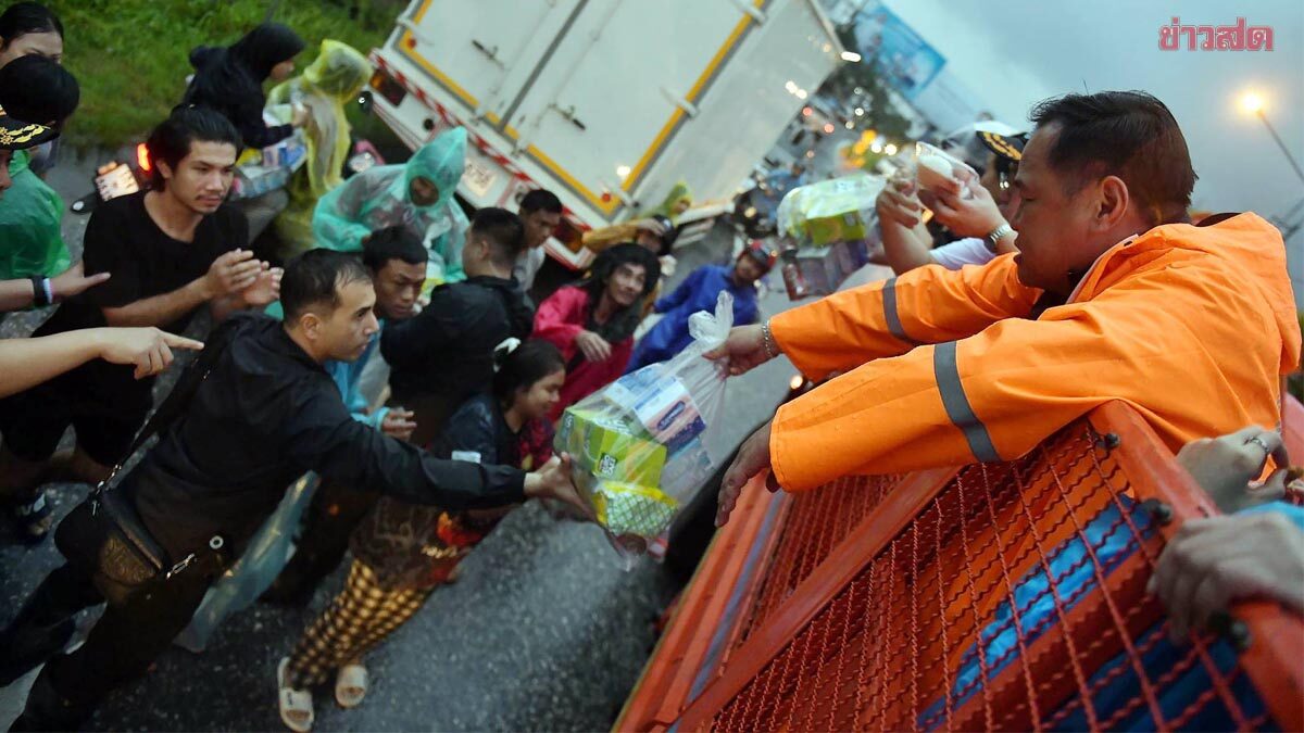 ภาพประกอบข่าว: อนุทิน บินด่วนพรุ่งนี้! ลุยพื้นที่ น้ำท่วมหาดใหญ่ ให้กำลังใจผู้ประสบภัย