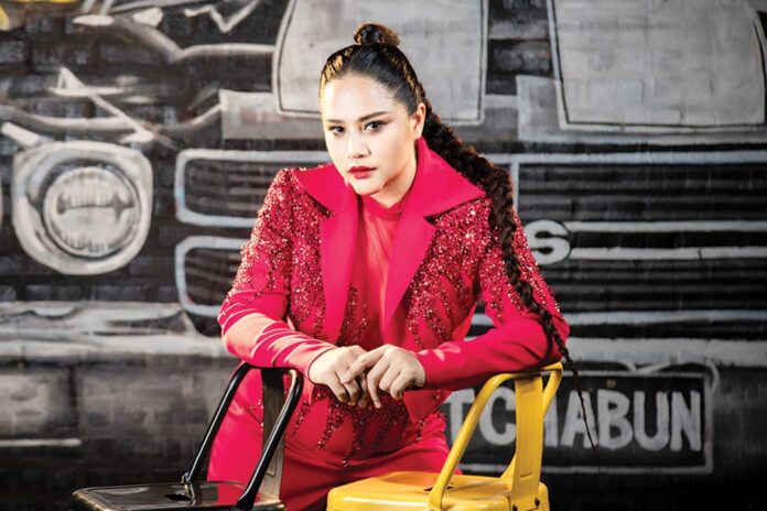 จับกระแสลูกทุ่ง - ‘กานดา’นางร้ายคัมแบ๊ก ฟาดแรง‘ช่างแม่ง...เรื่องของกู’