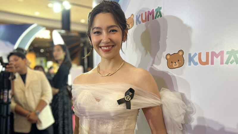 เบลล่า แจงดราม่า ชาวเน็ตตั้งคำถาม “ทำไมต้องมีคนกางร่มให้-ทำไมต้องไหว้“