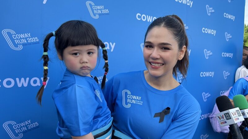 “ชมพู่ อารยา” สุดตื้นตันในพระเมตตา เผยโมเมนต์กอดถวายกำลังพระทัยเจ้าฟ้าสิริวัณณวรีฯ