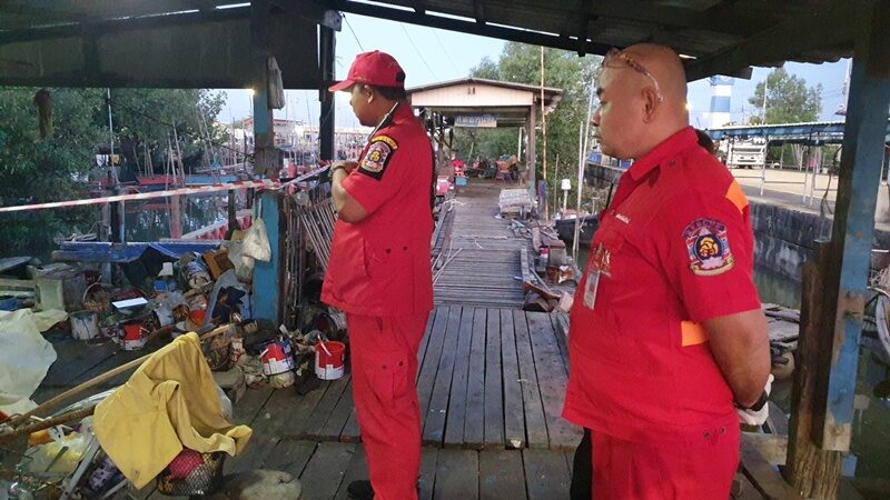 พบศพชายนอนเฝ้าตลาดริมทะเลเลียบสะพานใหม่ ดับสลด ชาวบ้านคาดอากาศหนาวเย็นจนเสียชีวิต รอผลชันสูตร