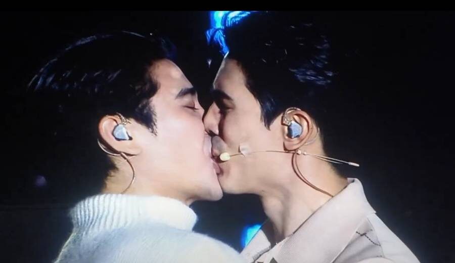 ยูโร จูบดูดดื่ม สน ยุกต์ กลางแฟนคอน