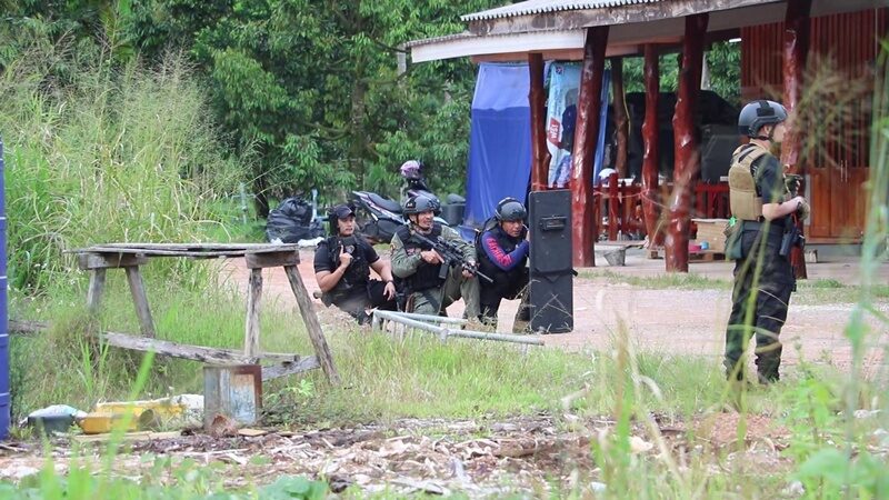 เจ้าหน้าที่ตำรวจวางกำลังปิดล้อม เพื่อจับกุมผู้ก่อเหตุ