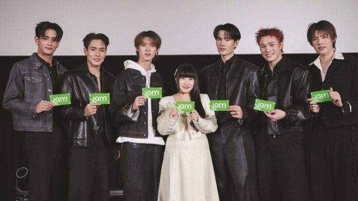 โคโค่ หยาง กรรมการผู้จัดการร่วม iQIYI ประเทศไทย ถ่ายภาพกับทีมนักแสดงนำซีรีส์ สิงสาลาตาย 