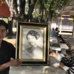 ครูสอนศิลปะ จรดปากกาเขียน 'แม่ของแผ่นดิน' ปรากฏภาพ 'สมเด็จพระพันปีหลวง' ทรงแย้มพระสรวล ชื่นชม-งดงาม