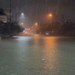 ฝนถล่มหนัก พัทยาอ่วม น้ำท่วมหลายจุดทั่วเมือง จมถนนสุขุมวิทสูง1เมตร รถเล็กสัญจรไม่ได้