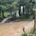 อช.ออบหลวง ประกาศปิด น้ำตกแม่เตี๊ยะ น้ำป่าหลาก นักท่องเที่ยว ติดค้างกว่า 20 คน กู้ภัยเร่งช่วย