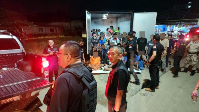 เปิดปฏิบัติการ ตรวจค้นชุมชนนักค้ายาเสพติดเย้ยกฎหมาย กลางเมืองจันทบุรี รวบนักเสพฉี่ม่วงเป็นร้อย