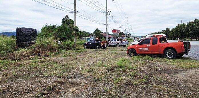 รถสิบล้อ พุ่งตกข้างทาง ตร.ตรวจสอบ พบร่างคนขับเสียชีวิตสลด