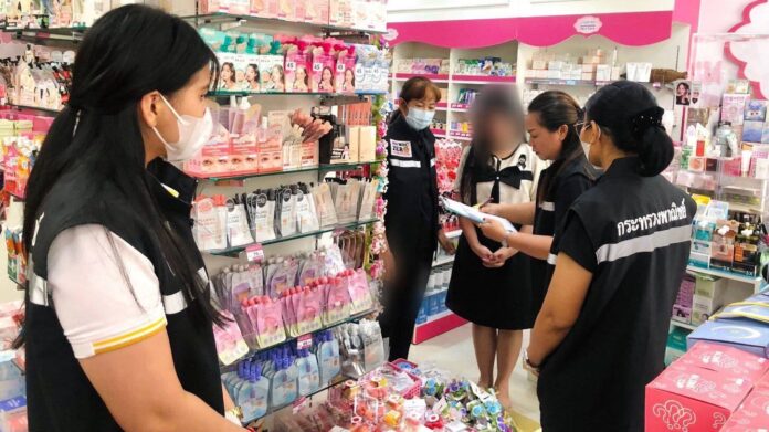 ร้านเครื่องสำอาง คิดเงินคนละครึ่ง บวก VAT 7% โดนแล้ว พาณิชย์จังหวัด ปรับขายสินค้าไม่ตรงกับป้าย