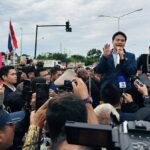 ชาวบ้านกรุงเก่าทุกข์ ทนน้ำท่วมสูง 4 เมตร นาน 4 เดือน ไม่ทนปิดถนนแยกเสนา รมต.ภราดร รุดเจรจา เปิดประตูระบายน้ำ
