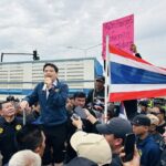 ชาวบ้านกรุงเก่าทุกข์ ทนน้ำท่วมสูง 4 เมตร นาน 4 เดือน ไม่ทนปิดถนนแยกเสนา รมต.ภราดร รุดเจรจา เปิดประตูระบายน้ำ