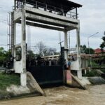 ชาวบ้านกรุงเก่าทุกข์ ทนน้ำท่วมสูง 4 เมตร นาน 4 เดือน ไม่ทนปิดถนนแยกเสนา รมต.ภราดร รุดเจรจา เปิดประตูระบายน้ำ