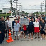 ชาวบ้านกรุงเก่าทุกข์ ทนน้ำท่วมสูง 4 เมตร นาน 4 เดือน ไม่ทนปิดถนนแยกเสนา รมต.ภราดร รุดเจรจา เปิดประตูระบายน้ำ
