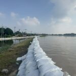 สั่งเพิ่มความสูงคันกั้นน้ำ เร่งเสริมกระสอบทราย 2 ฝั่ง บนกำแพงเขื่อนริมเจ้าพระยา ป้องกันเขตเศษรฐกิจ-เตรียมอพยพ