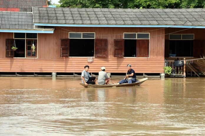 ชาวบ้านอยุธยา ตะโกนต่อว่า รมช.เกษตร-อธิบดีกรมชลประทาน บริการจัดการน้ำผิดพลาด 