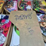 สนธิกำลัง บุกทลายรง.สติ๊กเกอร์ปลอม เหิม จนท.จับกุมชักปืนขู่ ไม่รอด-แจ้งข้อหาหนัก