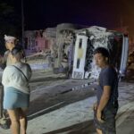เกือบตาย! 18 ล้อ เสียหลักพลิกคว่ำ รถตะแคงขวางถนนสองเลน ชนเก๋งสวนทาง โชคดีไม่เสียชีวิต