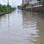 ฝนถล่ม เมืองพัทยา เกือบชั่วโมง น้ำท่วมขังหลายจุด ระดับน้ำสูง ปิดถนนรถผ่านไม่ได้
