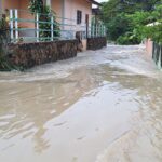 ฝนถล่ม เมืองพัทยา เกือบชั่วโมง น้ำท่วมขังหลายจุด ระดับน้ำสูง ปิดถนนรถผ่านไม่ได้