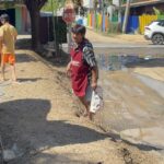 แม่ค้าวัย 68 ปี น้ำท่วมร้านก๋วยเตี๋ยว ขาดรายได้ อพยพหนีน้ำนอนวัด ไม่ท้อกัดฟันสู้ชีวิต ขายหมูปิ้งเช้า-เย็น