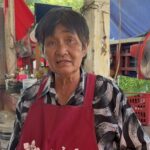 แม่ค้าวัย 68 ปี น้ำท่วมร้านก๋วยเตี๋ยว ขาดรายได้ อพยพหนีน้ำนอนวัด ไม่ท้อกัดฟันสู้ชีวิต ขายหมูปิ้งเช้า-เย็น