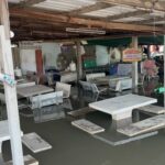 แม่ค้าวัย 68 ปี น้ำท่วมร้านก๋วยเตี๋ยว ขาดรายได้ อพยพหนีน้ำนอนวัด ไม่ท้อกัดฟันสู้ชีวิต ขายหมูปิ้งเช้า-เย็น