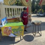 แม่ค้าวัย 68 ปี น้ำท่วมร้านก๋วยเตี๋ยว ขาดรายได้ อพยพหนีน้ำนอนวัด ไม่ท้อกัดฟันสู้ชีวิต ขายหมูปิ้งเช้า-เย็น