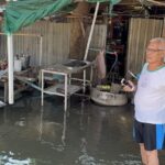 แม่ค้าวัย 68 ปี น้ำท่วมร้านก๋วยเตี๋ยว ขาดรายได้ อพยพหนีน้ำนอนวัด ไม่ท้อกัดฟันสู้ชีวิต ขายหมูปิ้งเช้า-เย็น