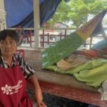 แม่ค้าวัย 68 ปี น้ำท่วมร้านก๋วยเตี๋ยว ขาดรายได้ อพยพหนีน้ำนอนวัด ไม่ท้อกัดฟันสู้ชีวิต ขายหมูปิ้งเช้า-เย็น